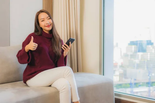 Retrato Bonito Jovem Asiático Mulher Usar Telefone Celular Inteligente Sofá — Fotografia de Stock