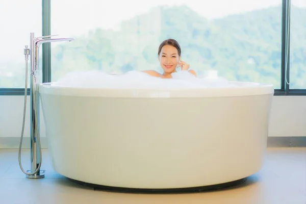 Retrato Hermosa Joven Mujer Asiática Relajarse Ocio Disfrutar Bañera Baño —  Fotos de Stock