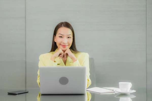 Portret Mooie Jonge Aziatische Vrouw Gebruik Computer Laptop Met Smart — Stockfoto