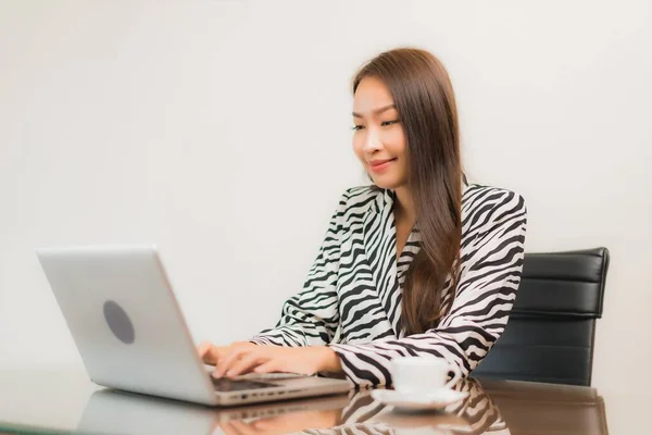 Retrato Hermosa Joven Asiática Mujer Uso Ordenador Portátil Mesa Trabajo —  Fotos de Stock