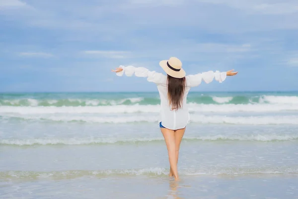 Ritratto Bella Giovane Donna Asiatica Rilassarsi Sorriso Intorno Spiaggia Mare — Foto Stock