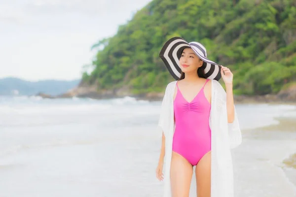 ポートレート美しい若いアジアの女性休暇旅行でビーチの海の周りの笑顔をリラックス — ストック写真
