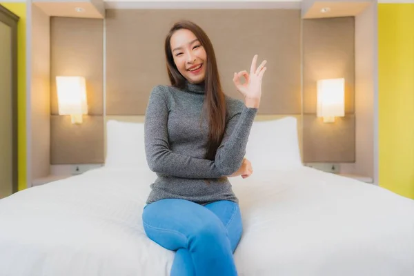 Πορτρέτο Όμορφη Νεαρή Ασιατική Γυναίκα Χαλαρώστε Χαμόγελο Αναψυχής Στο Κρεβάτι — Φωτογραφία Αρχείου