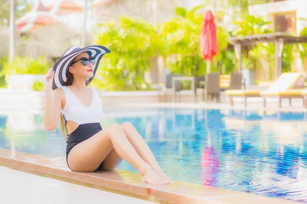 Porträt Schöne Junge Asiatische Frau Entspannen Lächeln Freizeit Rund Freibad — Stockfoto