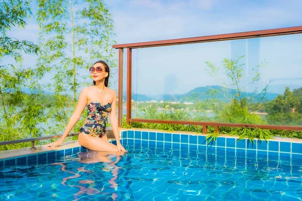 Retrato Hermosa Joven Mujer Asiática Relajarse Sonrisa Ocio Alrededor Piscina — Foto de Stock