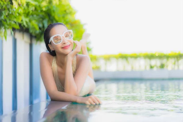 Retrato Bonito Jovem Asiático Mulher Relaxar Sorriso Lazer Redor Piscina — Fotografia de Stock