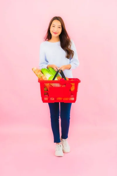 Portret Pięknej Młodej Azjatyckiej Kobiety Warzywami Owocowymi Warzywami Spożywczymi Koszyku — Zdjęcie stockowe