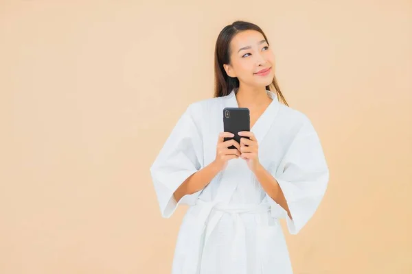 肖像画美しい若いアジアの女性は色のスマートフォンを使用して隔離された背景 — ストック写真