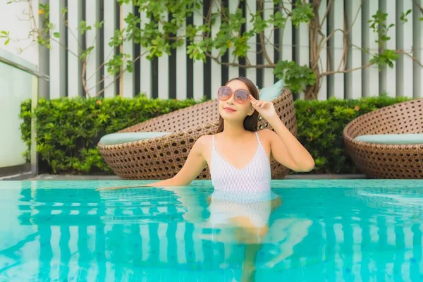 Retrato Hermosa Mujer Asiática Joven Relajarse Ocio Alrededor Piscina Aire — Foto de Stock