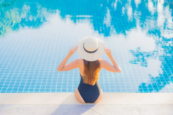 Retrato Hermosa Joven Asiática Mujer Relajarse Sonrisa Ocio Alrededor Aire — Foto de Stock