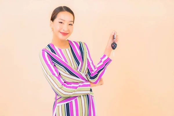 Portré Gyönyörű Fiatal Ázsiai Show Car Key Color Background — Stock Fotó