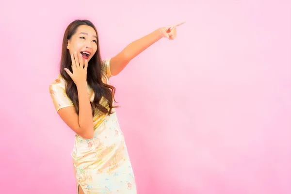 Retrato Bonito Jovem Asiático Mulher Sorriso Ação Com Chinês Novo — Fotografia de Stock