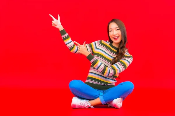 Portret Mooie Jonge Aziatische Vrouw Glimlach Met Actie Rood Geïsoleerde — Stockfoto