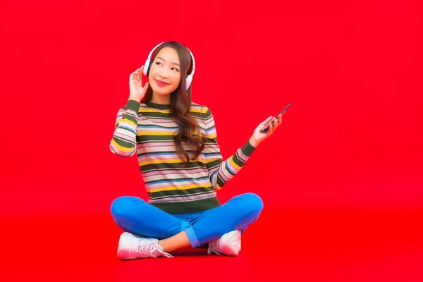 Portret Mooie Jonge Aziatische Vrouw Gebruik Slimme Mobiele Telefoon Met — Stockfoto