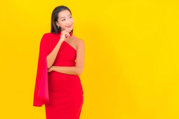 Porträtt Vacker Ung Asiatisk Kvinna Leende Med Åtgärder Gul Isolerad — Stockfoto