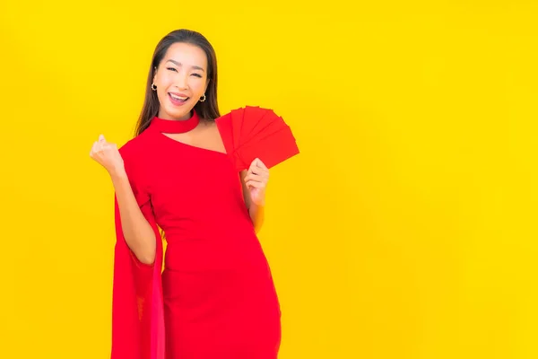 Retrato Bonito Jovem Asiático Mulher Com Vermelho Envelope Carta Amarelo — Fotografia de Stock