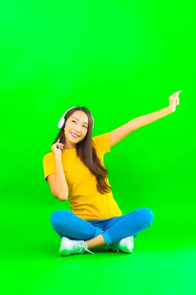 Porträt Schöne Junge Asiatische Frau Verwenden Smartphone Mit Kopfhörer Auf — Stockfoto