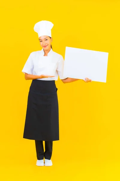 Ritratto Bella Giovane Asiatica Chef Donna Con Bianco Vuoto Cartellone — Foto Stock