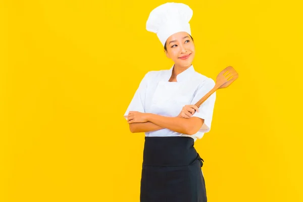 Ritratto Bella Giovane Asiatica Chef Donna Con Spatola Sfondo Giallo — Foto Stock