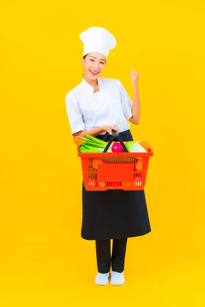 Porträtt Vacker Ung Asiatisk Kock Kvinna Med Matkorg Från Snabbköpet — Stockfoto