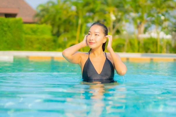 아름다운 여성이 리조트 호텔에서 수영장에서 여가를 즐기며 미소를 짓는다 — 스톡 사진