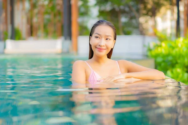 美しい若いアジアの女性の肖像ホテルリゾートでプールの周りのレジャーをお楽しみください笑顔リラックス — ストック写真
