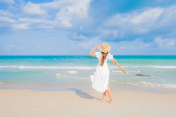 Ritratto Bella Giovane Donna Asiatica Relax Sorriso Svago Intorno Spiaggia — Foto Stock