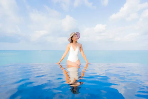 Retrato Bonito Jovem Asiático Mulher Relaxar Sorriso Lazer Redor Piscina — Fotografia de Stock