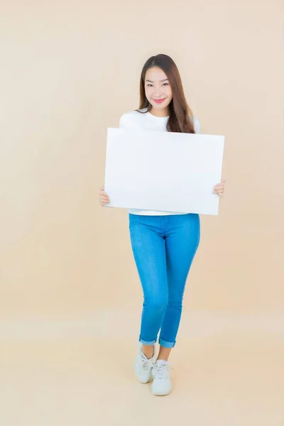 Muotokuva Kaunis Nuori Aasialainen Nainen Näyttää Tyhjä Valkoinen Mainostaulu Kortti — kuvapankkivalokuva