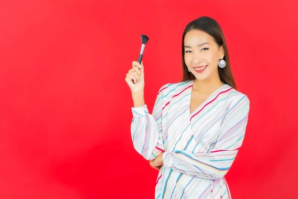 Portrait Belle Jeune Femme Asiatique Avec Maquillage Pinceau Cosmétique — Photo