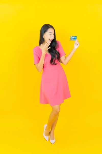 Porträtt Vacker Ung Asiatisk Kvinna Leende Med Kreditkort Gul Färg — Stockfoto