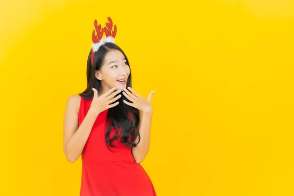 Portret Mooie Jonge Aziatische Vrouw Dragen Santa Hoed Haarband Gele — Stockfoto