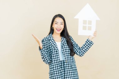 Ev ya da kağıt tabelalı güzel Asyalı kadın portresi