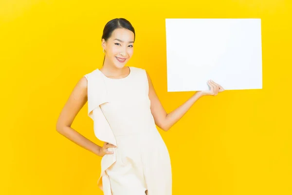 Portret Mooie Jonge Aziatische Vrouw Met Lege Witte Billboard Gele — Stockfoto