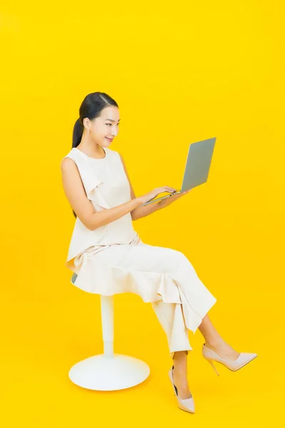 Портрет Красивая Молодая Азиатка Улыбка Компьютером Ноутбук Желтом Изолированном Фоне — стоковое фото
