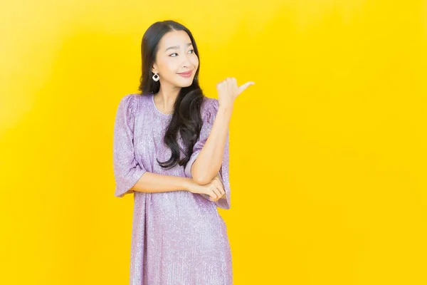 Retrato Bonito Jovem Asiático Mulher Sorriso Com Ação Cor Fundo — Fotografia de Stock