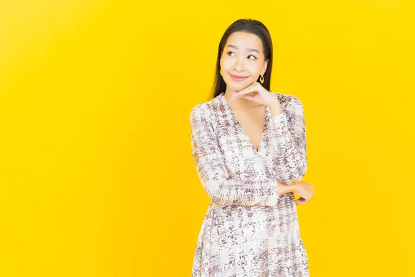 Retrato Bonito Jovem Asiático Mulher Sorriso Com Ação Cor Fundo — Fotografia de Stock