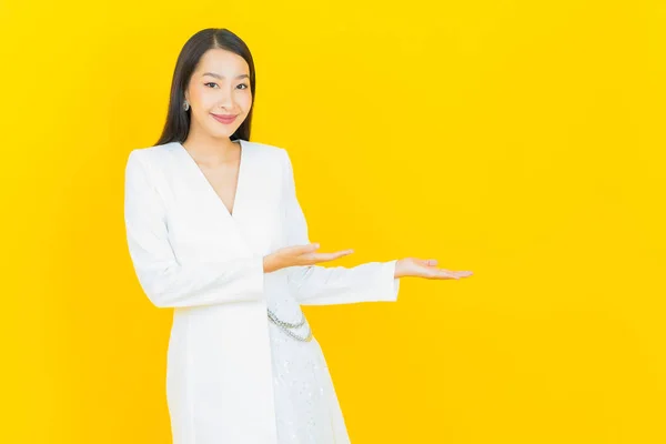 Retrato Bonito Jovem Asiático Mulher Sorriso Com Ação Cor Fundo — Fotografia de Stock