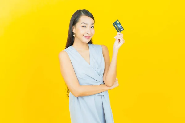 Retrato Bonito Jovem Asiático Mulher Sorriso Com Cartão Crédito Sobre — Fotografia de Stock