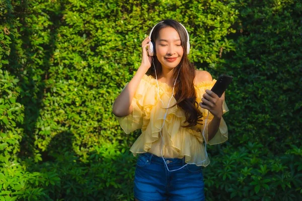 Junge Asiatin Benutzt Smartphone Mit Kopfhörer Musik Freien Hören — Stockfoto