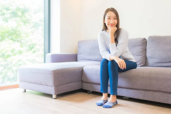 Retrato Bonito Jovem Asiático Mulher Relaxar Sorriso Sofá Sala Estar — Fotografia de Stock