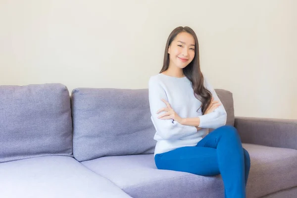 Porträt Schöne Junge Asiatische Frau Entspannen Lächeln Auf Sofa Wohnzimmer — Stockfoto