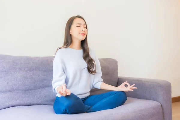 Porträt Schöne Junge Asiatische Frau Meditation Auf Sofa Wohnzimmer Interieur — Stockfoto