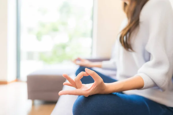 Retrato Hermosa Joven Asiática Mujer Meditación Sofá Salón Interior — Foto de Stock