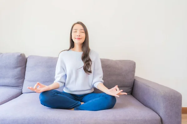 Porträt Schöne Junge Asiatische Frau Meditation Auf Sofa Wohnzimmer Interieur — Stockfoto