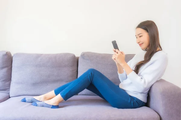 Porträt Schöne Junge Asiatin Nutzt Smartphone Auf Sofa Wohnzimmer — Stockfoto