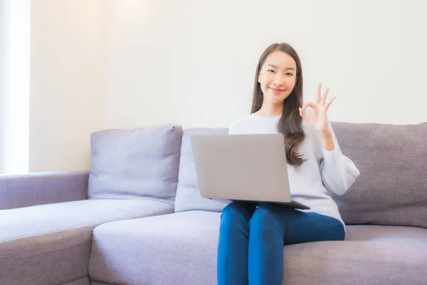 Retrato Bonito Jovem Asiático Mulher Usar Laptop Para Trabalhar Sala — Fotografia de Stock