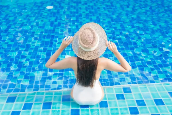 Portret Frumos Tânără Asiatică Femeie Relaxa Zâmbet Jurul Piscină Aer — Fotografie, imagine de stoc