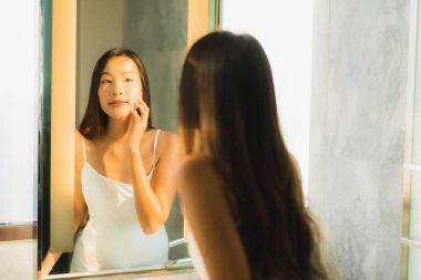 Güzel bir Asyalı kadın portresi. Banyo içinde yüzünü ve yüzünü kontrol et.