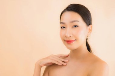 Güzellik kaplıcaları ve kozmetik makyaj anlayışı olan Asyalı güzel bir kadın portresi.